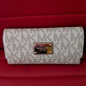 New Michael Kors Wallet
